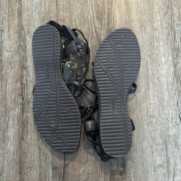 REACTION BY KENNETH COLE DARK BROWN SANDALS (9.5) - Picture 6 of 6